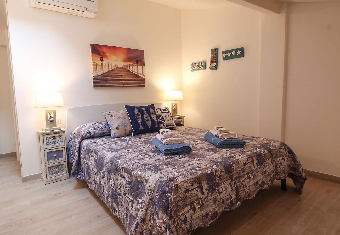 Marina di Grosseto-Il Timone Apartment-Das Schlafzimmer mit Klimaanlage