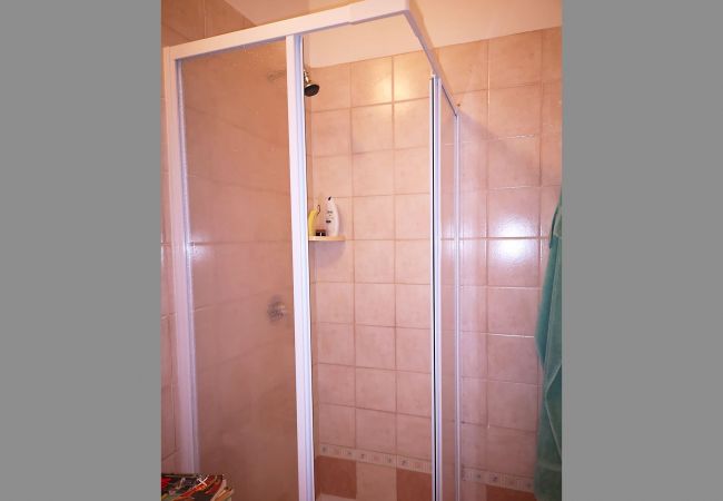 Principina Mare- Bruno Apartment- Das Badezimmer mit Dusche