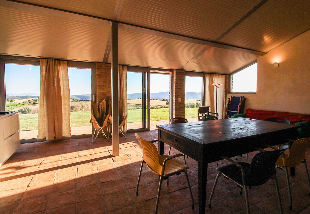 Le salon moderne de Casa La Centurina en Toscane 