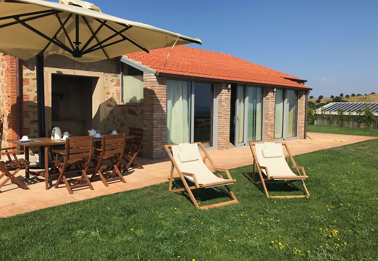 La terrasse pour manger dehors de la Casa La Centurina en Toscane 