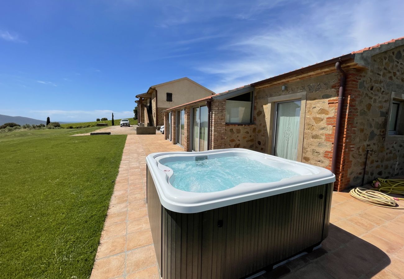 Le jacuzzi sur la terrasse de la Casa La Centurina en Toscane 