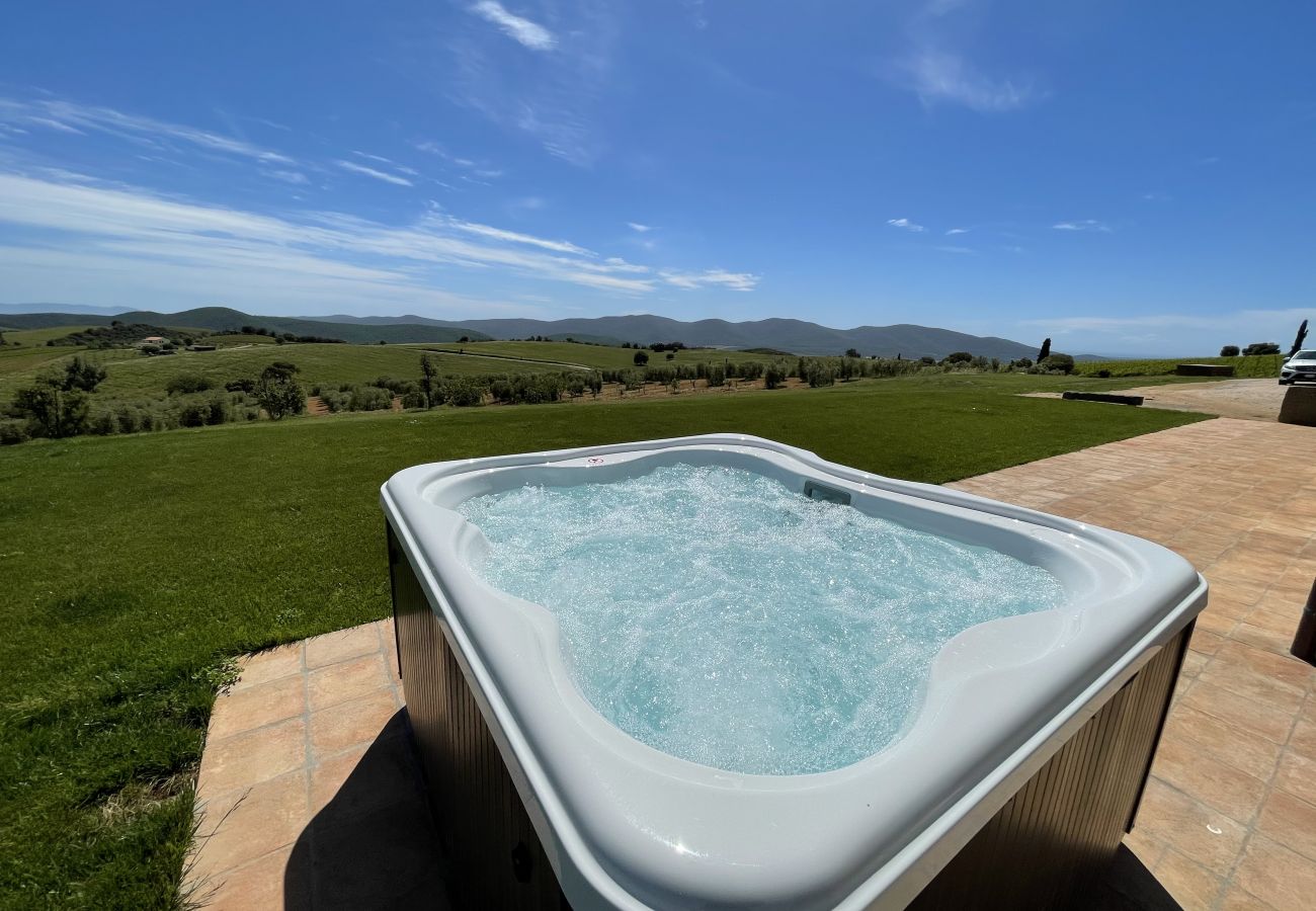 Le jacuzzi avec vue panoramique de la Casa La Centurina en Toscane 