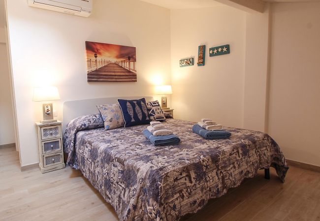 Marina di Grosseto-Il Timone Apartment-La chambre avec air conditionné