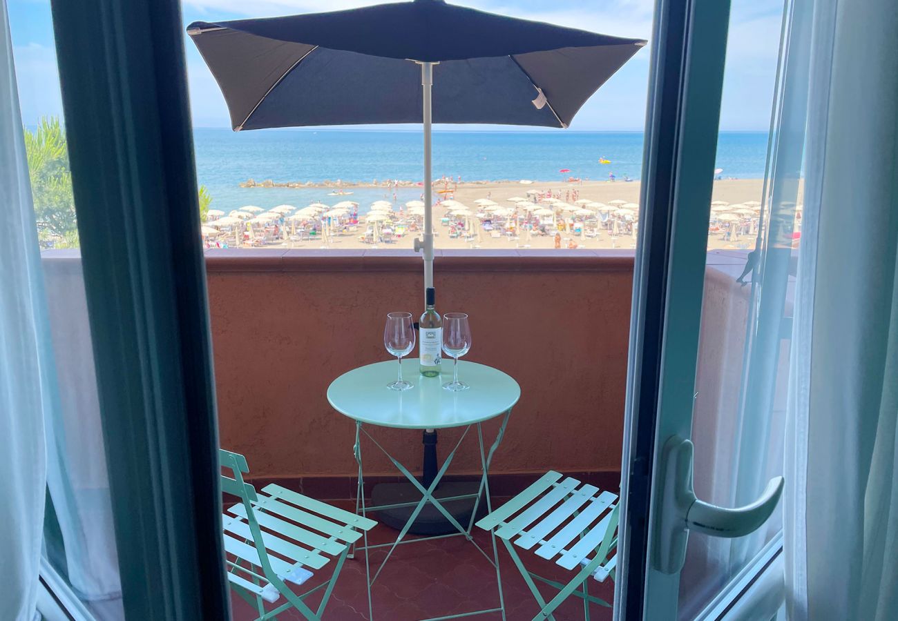 Balcon avec vue sur la mer à Giannella en Toscane