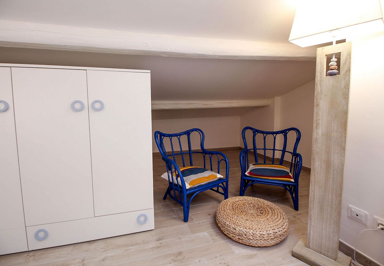 Marina di Grosseto-Appartamento Il Timone- La  camera da letto in mansarda