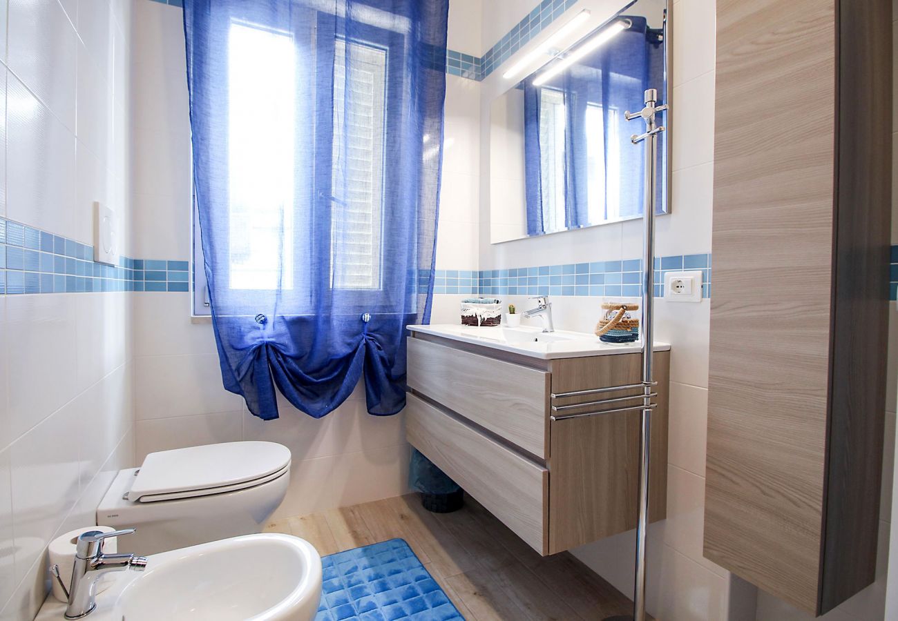 Marina di Grosseto - Il Timone Apartment - The bright bathroom