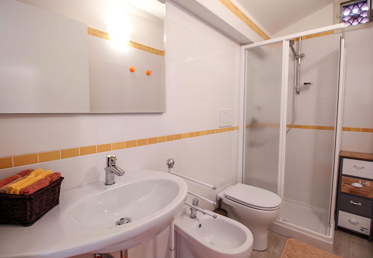 Marina di Grosseto - Il Timone Apartment - The yellow bathroom