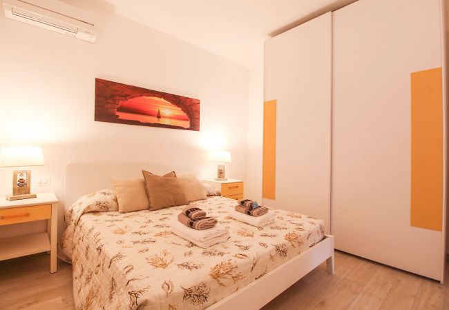 Marina di Grosseto-L'Oblò Apartment-The air-conditioned bedroom