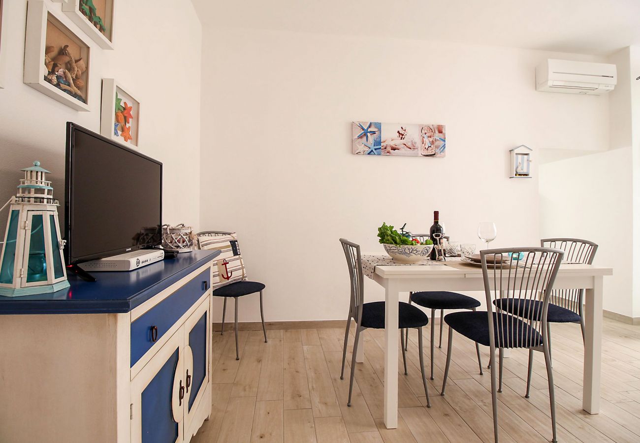 Marina di Grosseto - L'Oblò Apartment - The bright dining room