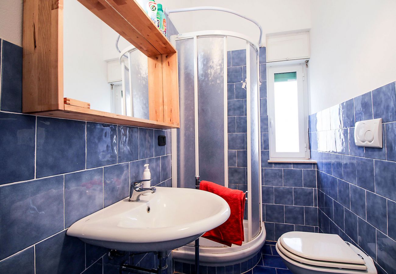 Marina di Grosseto - Lavanda Apartment - The bathroom with window