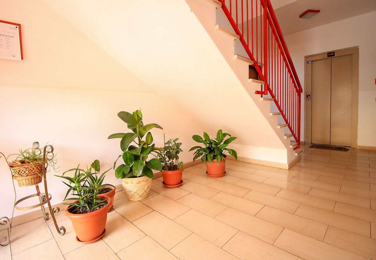 Porto S. Stefano-Pozzarello Apartment - The entrance with the lift