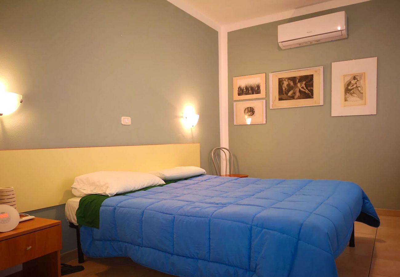 Principina Mare-Bruno Apartment- The air-conditioned bedroom