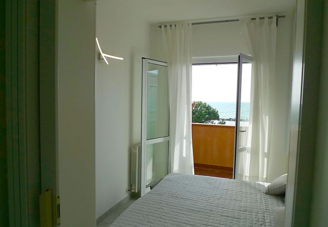 Double room of the Germoglio apartment on the sea in Tuscany 