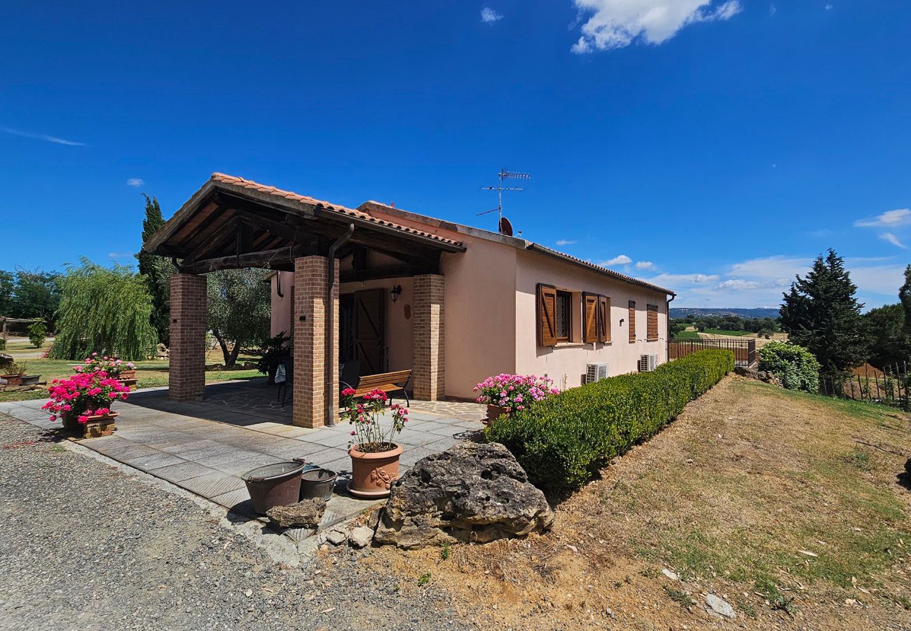 Apartment in Scansano - Apartment Benefizio, pool and tuscan nature